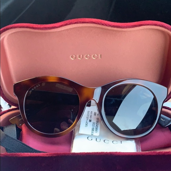 New Gucci sunglasses w/case, bag and cloth - Picture 1 of 4
